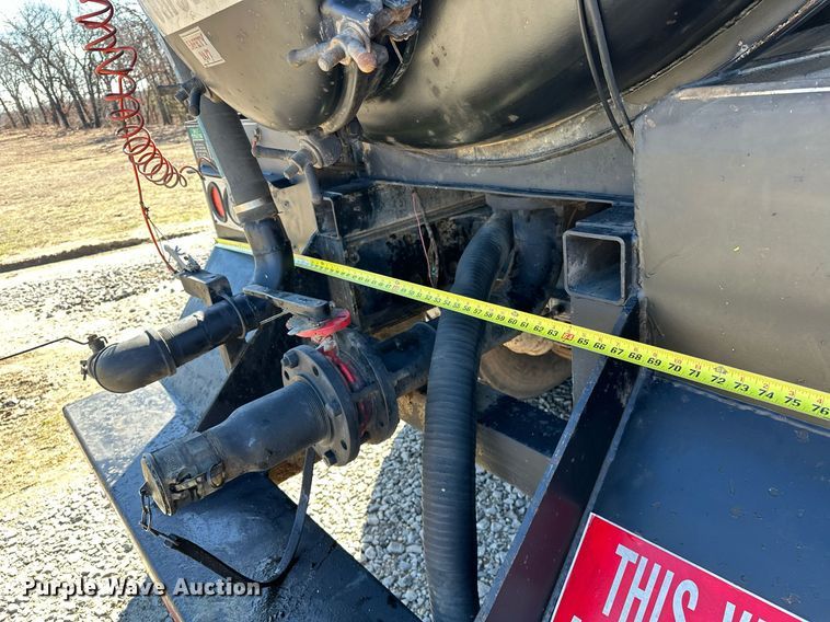 image for item OM9838 2002 Mack  CH613 vacuum truck