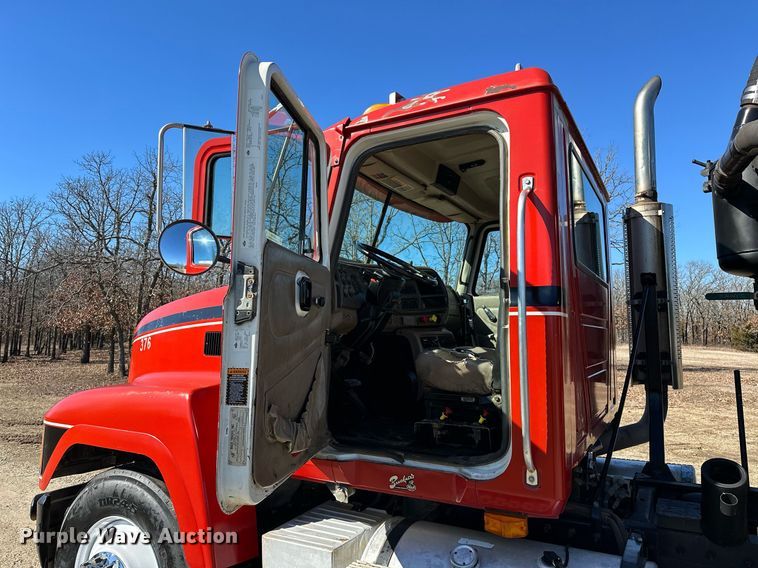 image for item OM9838 2002 Mack  CH613 vacuum truck