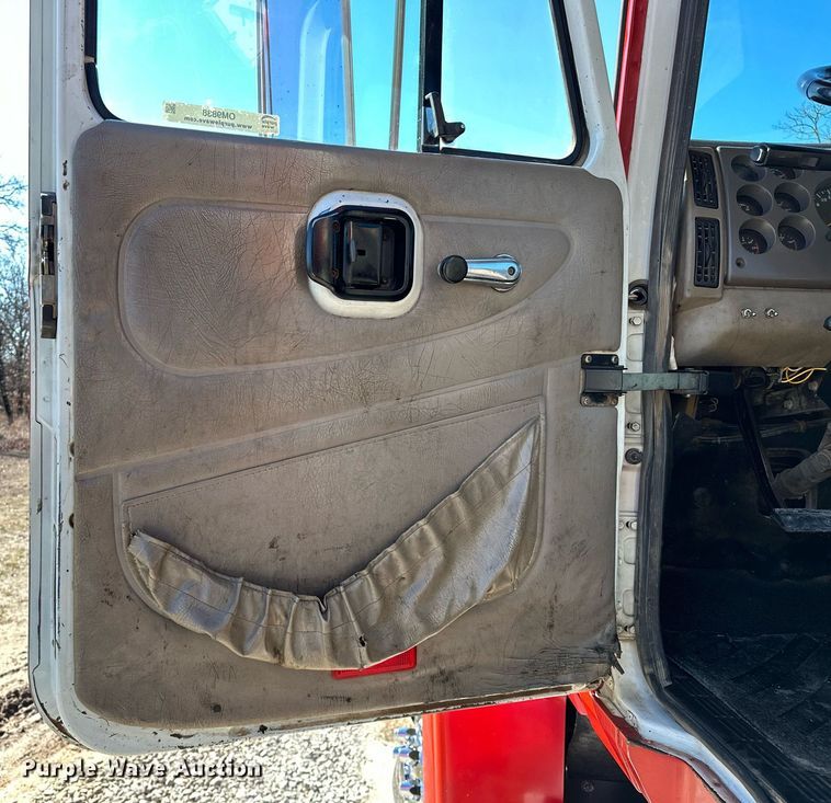 image for item OM9838 2002 Mack  CH613 vacuum truck