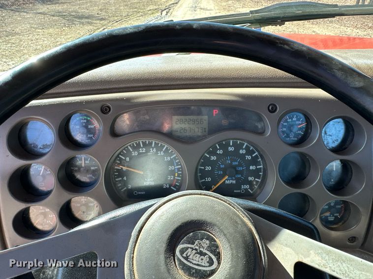 image for item OM9838 2002 Mack  CH613 vacuum truck