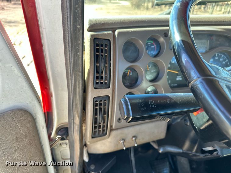 image for item OM9838 2002 Mack  CH613 vacuum truck