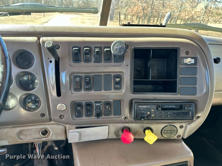 image for item OM9838 2002 Mack  CH613 vacuum truck