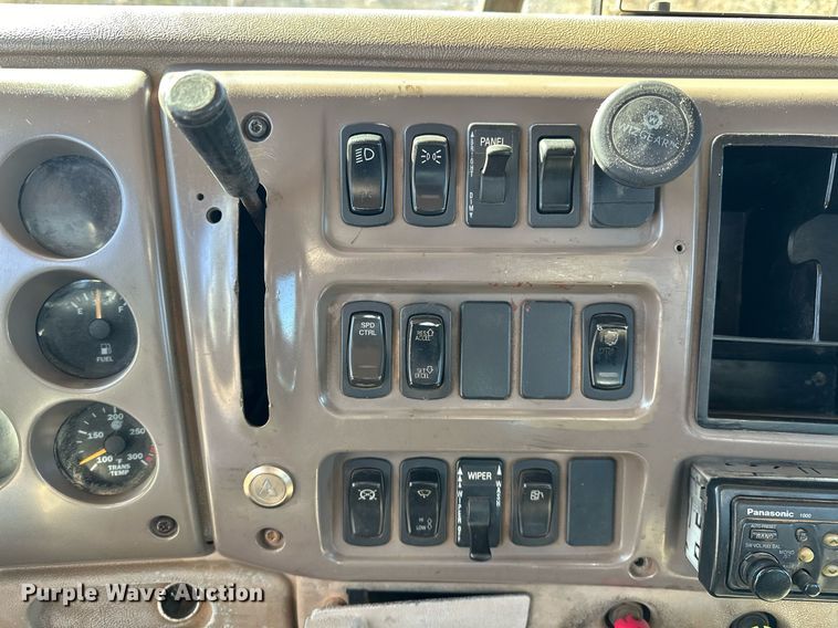 image for item OM9838 2002 Mack  CH613 vacuum truck