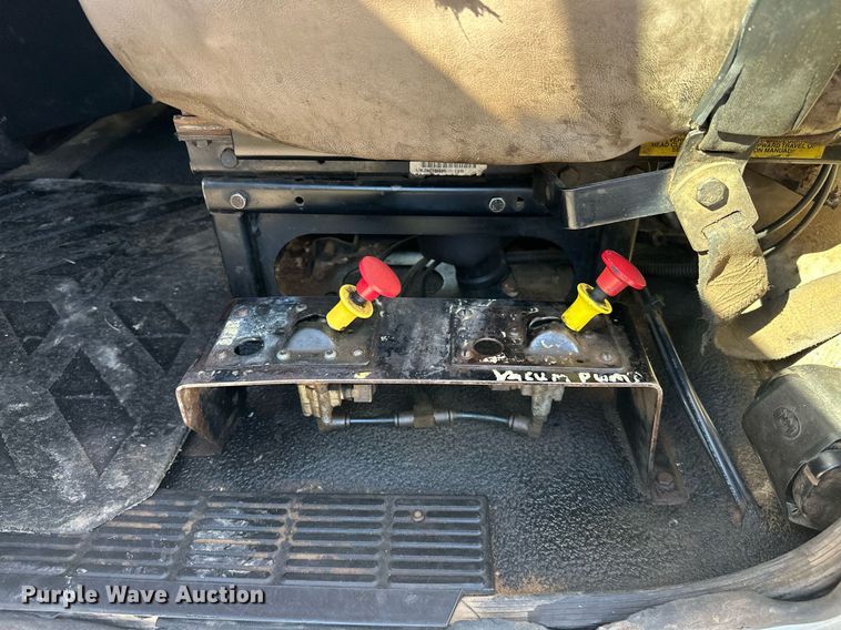 image for item OM9838 2002 Mack  CH613 vacuum truck