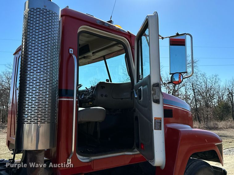 image for item OM9838 2002 Mack  CH613 vacuum truck