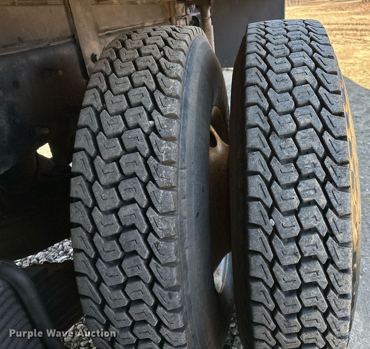 image for item OM9838 2002 Mack  CH613 vacuum truck