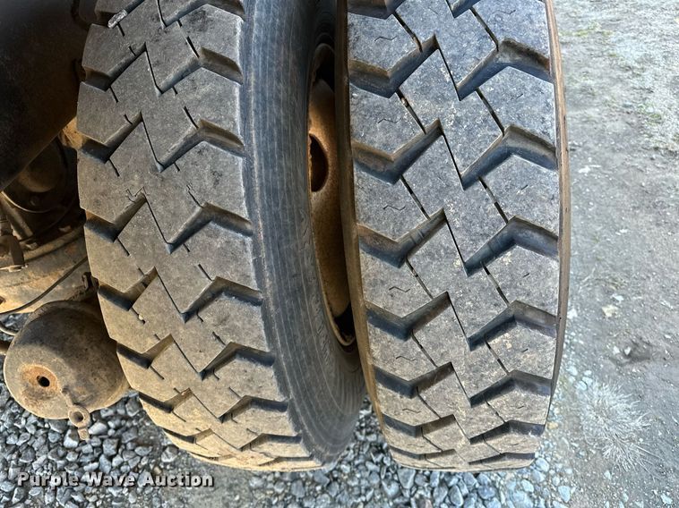 image for item OM9838 2002 Mack  CH613 vacuum truck