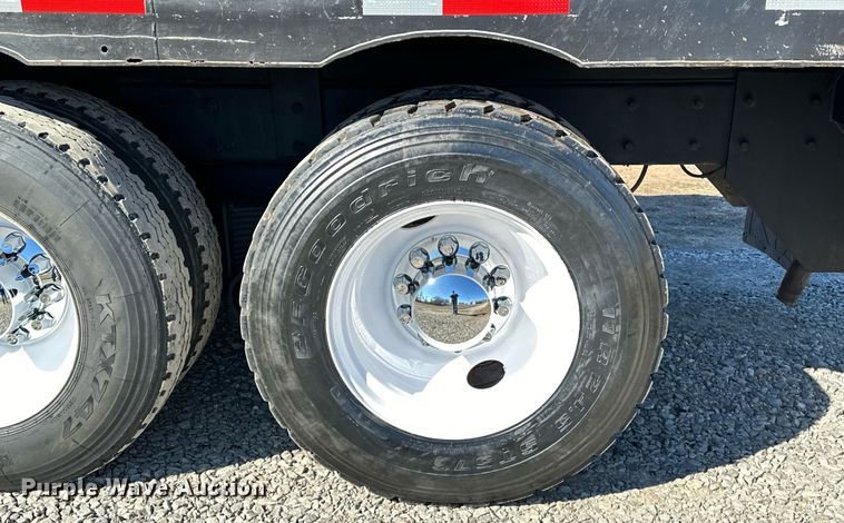 image for item OM9838 2002 Mack  CH613 vacuum truck