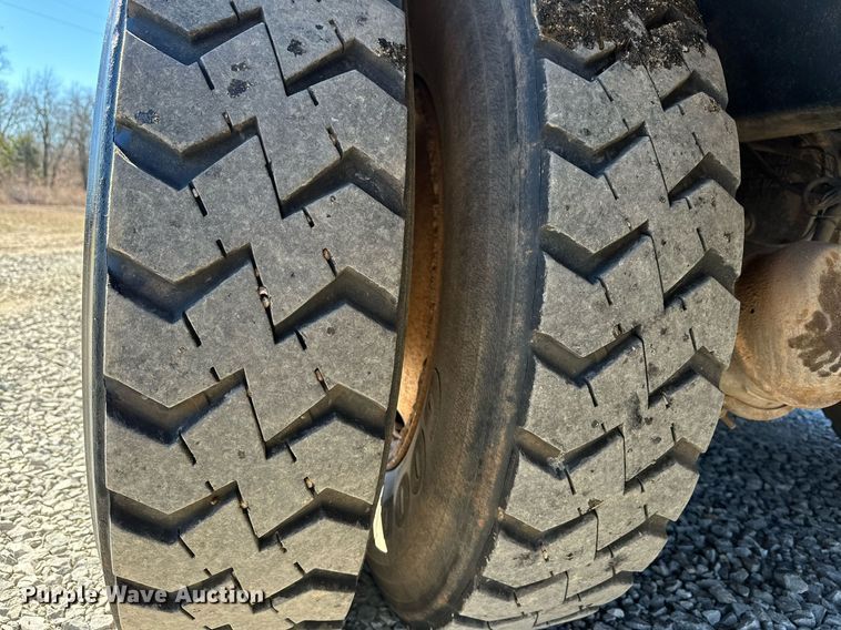 image for item OM9838 2002 Mack  CH613 vacuum truck