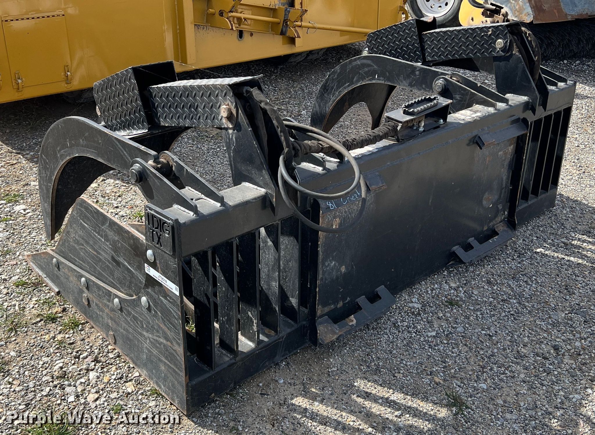 Skid steer grapple bucket in Weatherford, TX Item JT9018 for sale
