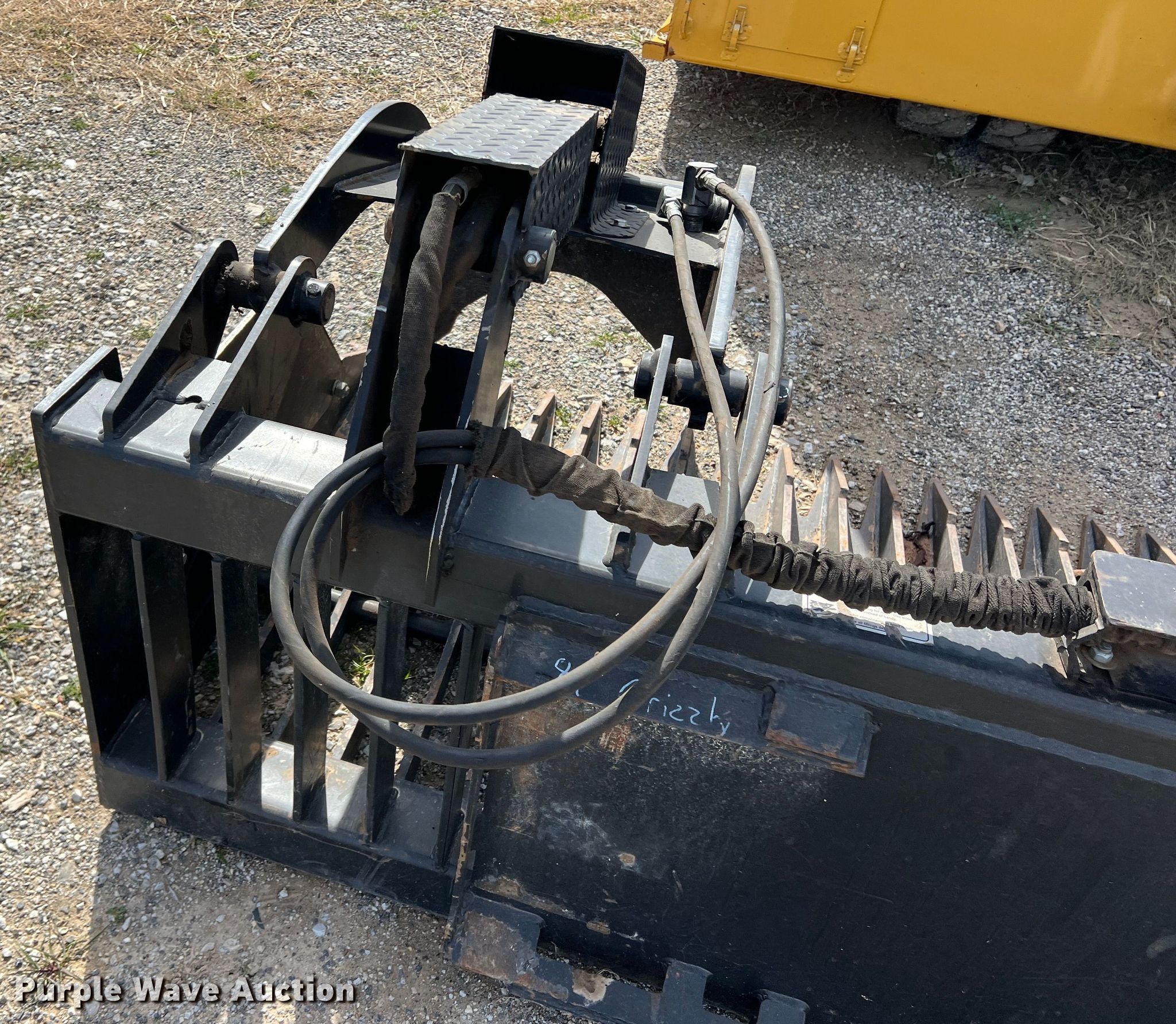 Skid steer grapple bucket in Weatherford, TX Item JT9018 for sale
