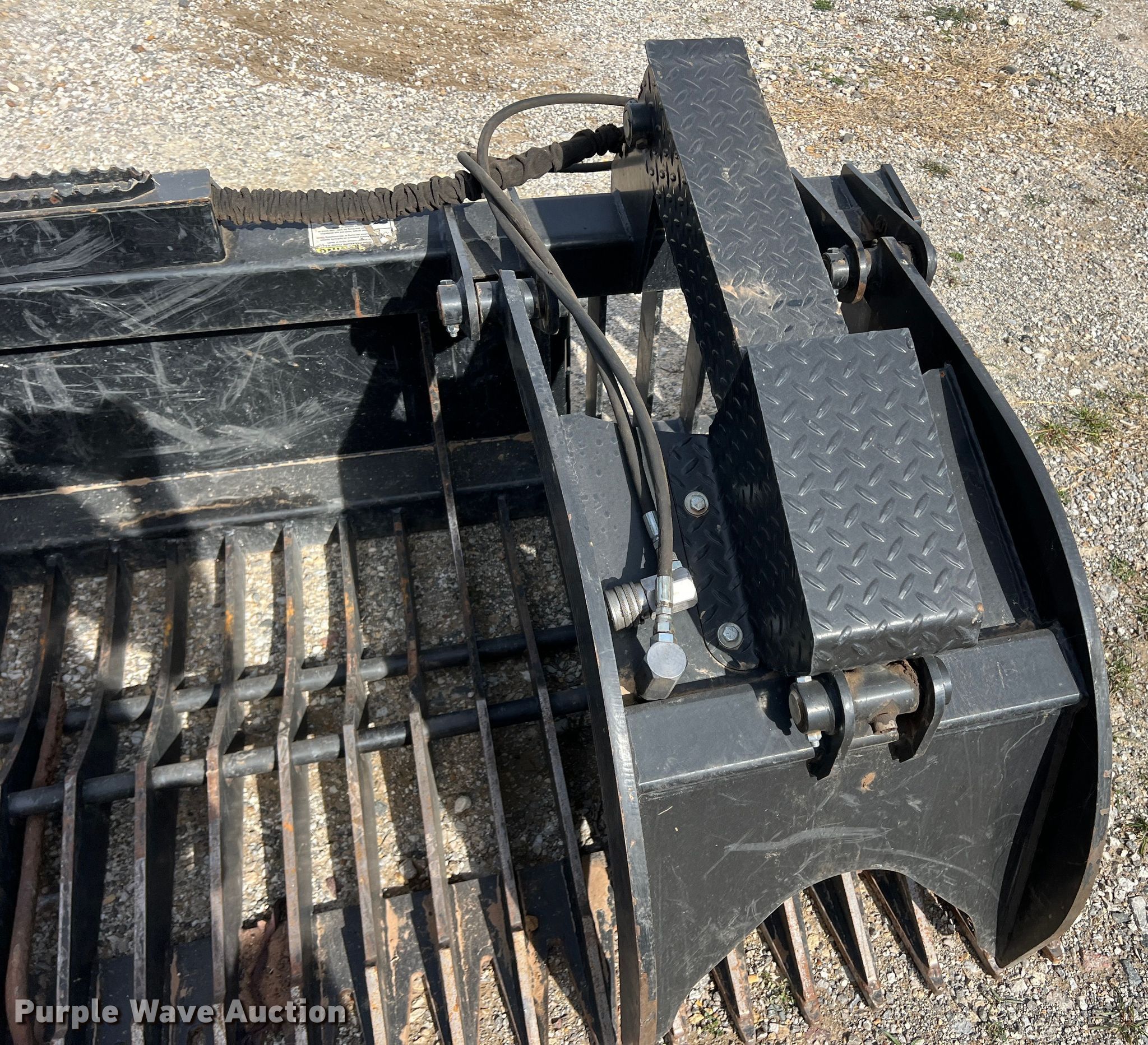 Skid steer grapple bucket in Weatherford, TX Item JT9018 for sale