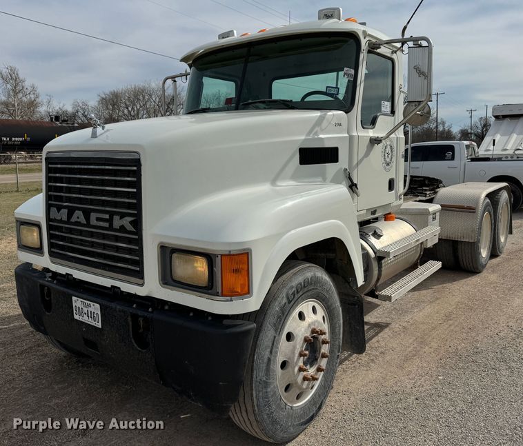 image for item DK6778 2007 Mack CHN613 semi truck