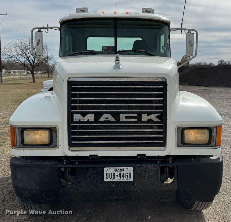 image for item DK6778 2007 Mack CHN613 semi truck
