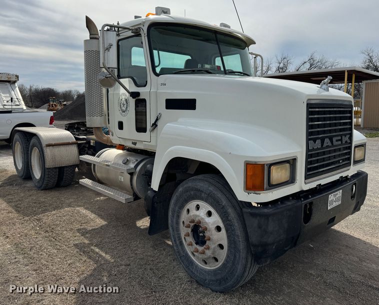 image for item DK6778 2007 Mack CHN613 semi truck