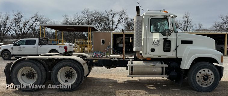 image for item DK6778 2007 Mack CHN613 semi truck