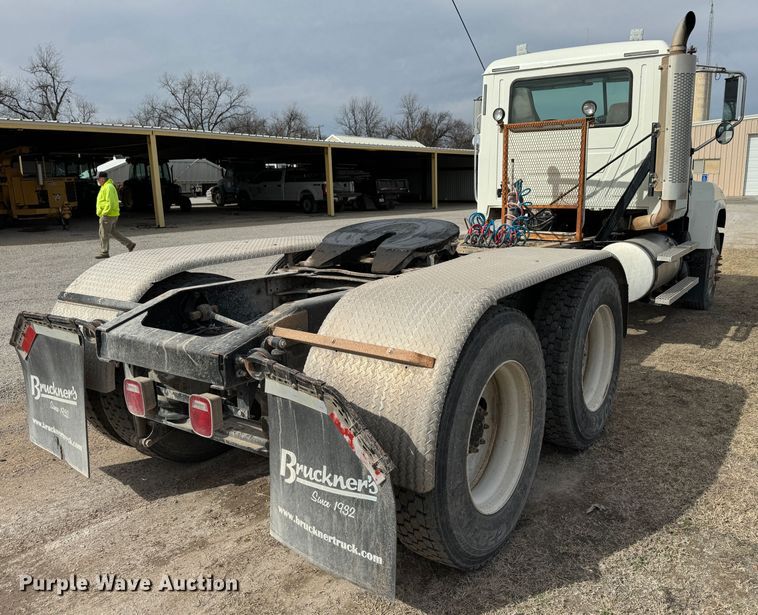 image for item DK6778 2007 Mack CHN613 semi truck