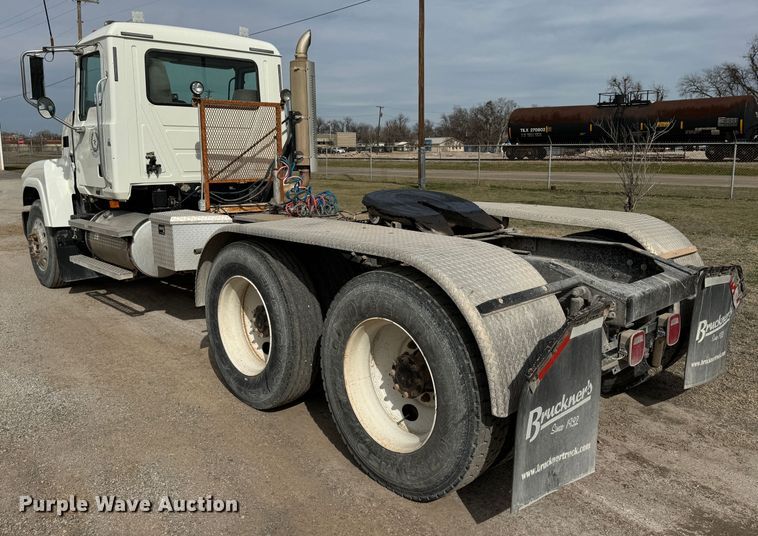 image for item DK6778 2007 Mack CHN613 semi truck