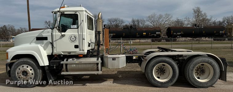 image for item DK6778 2007 Mack CHN613 semi truck