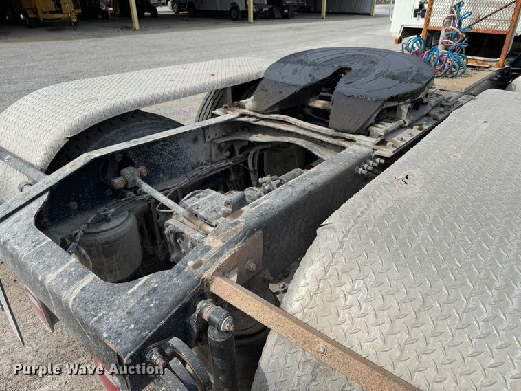 image for item DK6778 2007 Mack CHN613 semi truck