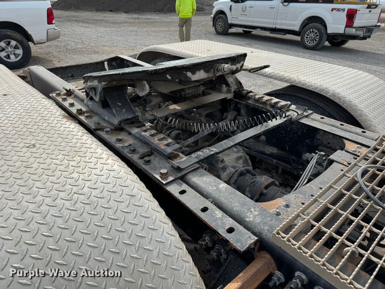 image for item DK6778 2007 Mack CHN613 semi truck