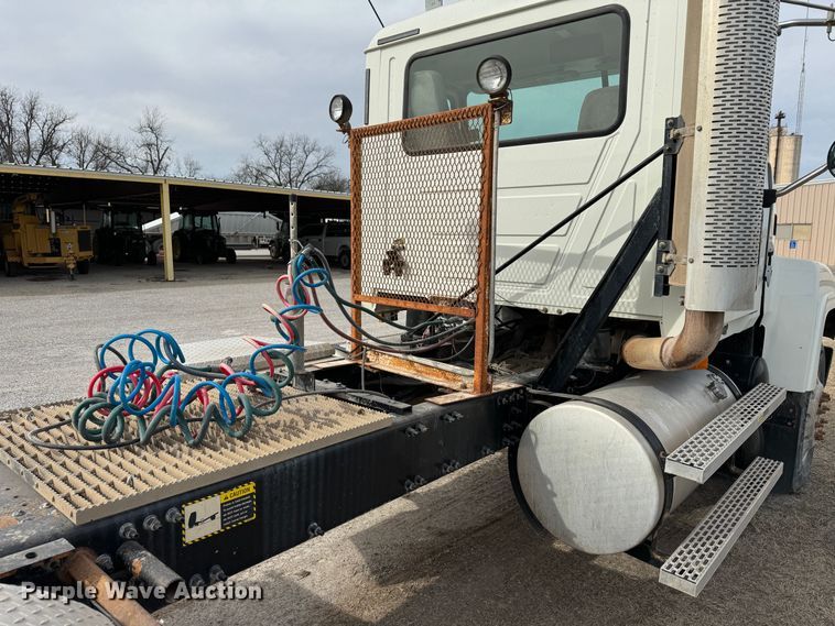 image for item DK6778 2007 Mack CHN613 semi truck