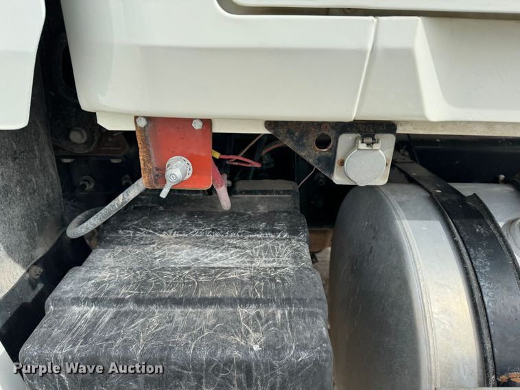 image for item DK6778 2007 Mack CHN613 semi truck