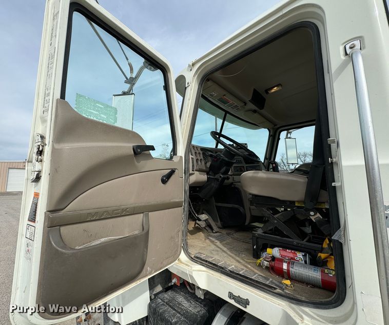 image for item DK6778 2007 Mack CHN613 semi truck