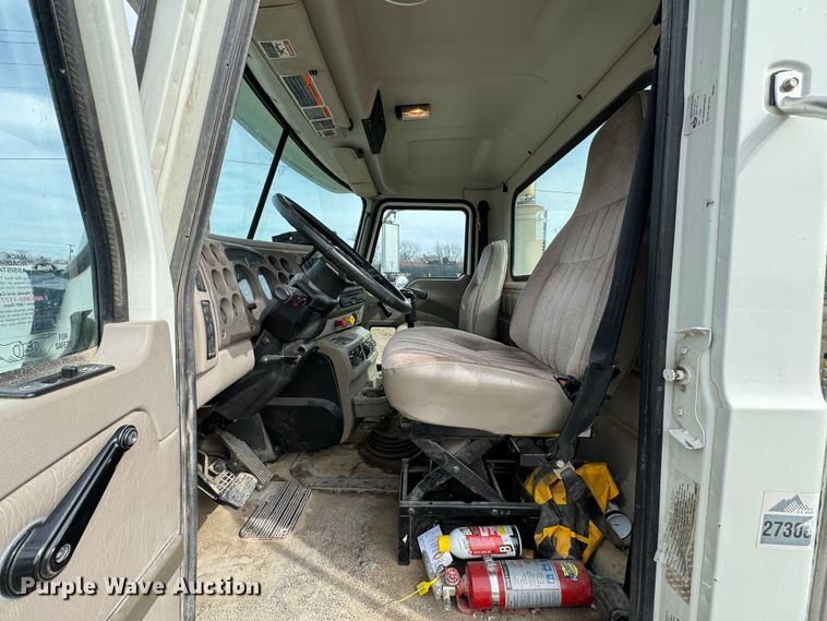 image for item DK6778 2007 Mack CHN613 semi truck