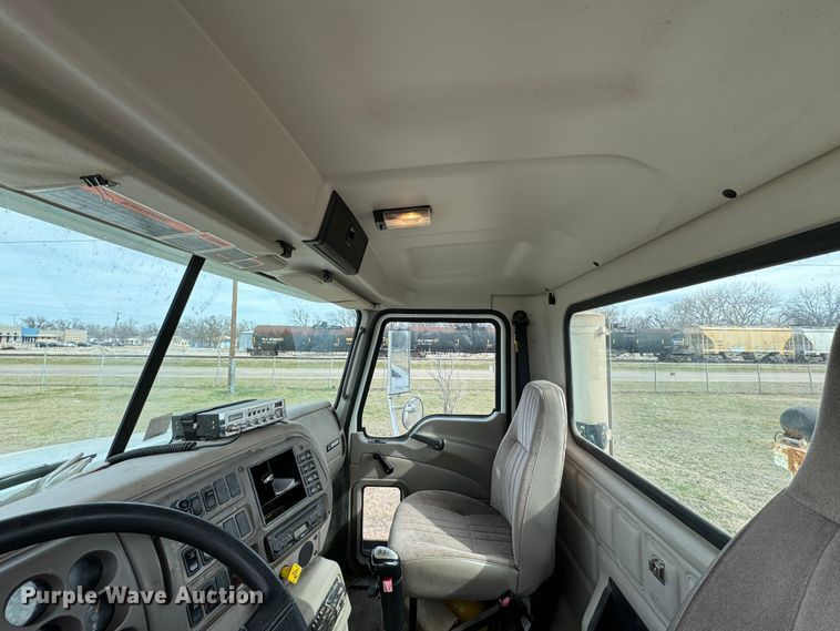 image for item DK6778 2007 Mack CHN613 semi truck