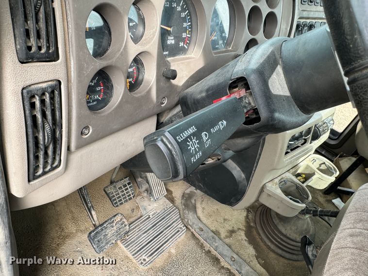 image for item DK6778 2007 Mack CHN613 semi truck