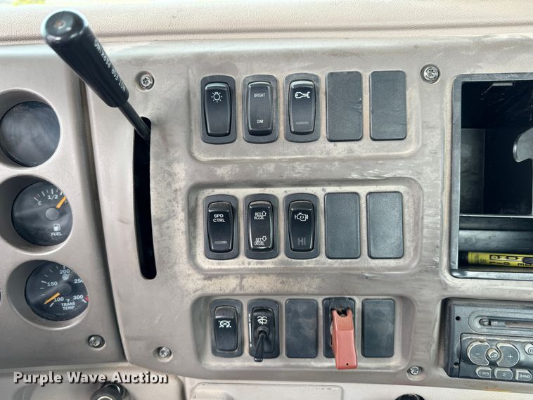 image for item DK6778 2007 Mack CHN613 semi truck