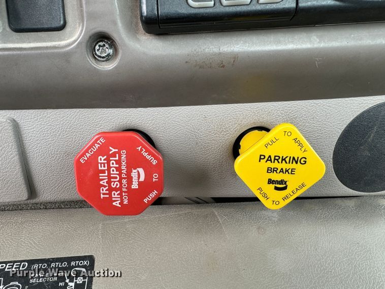 image for item DK6778 2007 Mack CHN613 semi truck