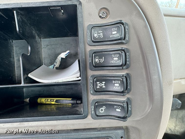 image for item DK6778 2007 Mack CHN613 semi truck