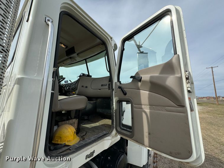 image for item DK6778 2007 Mack CHN613 semi truck