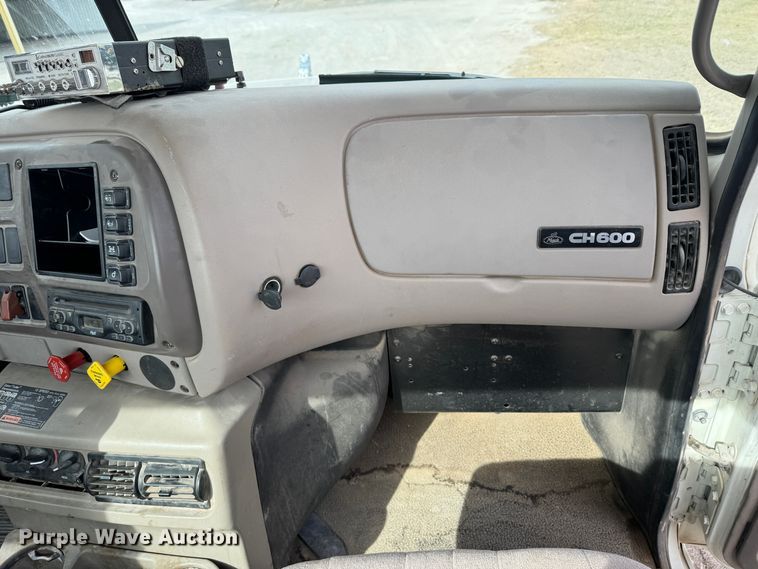 image for item DK6778 2007 Mack CHN613 semi truck