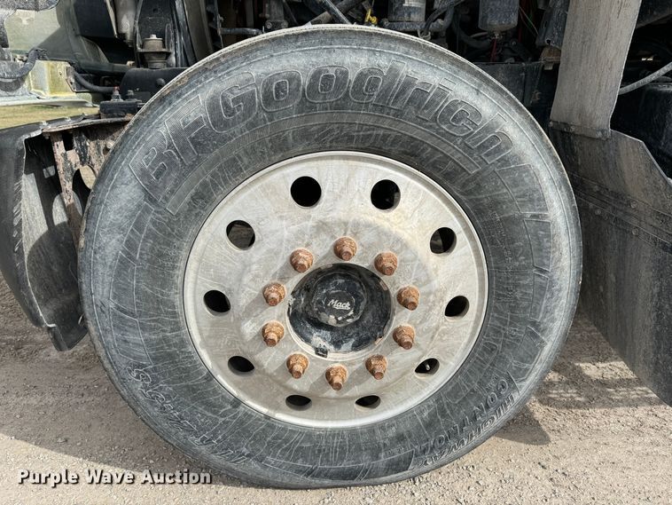 image for item DK6778 2007 Mack CHN613 semi truck