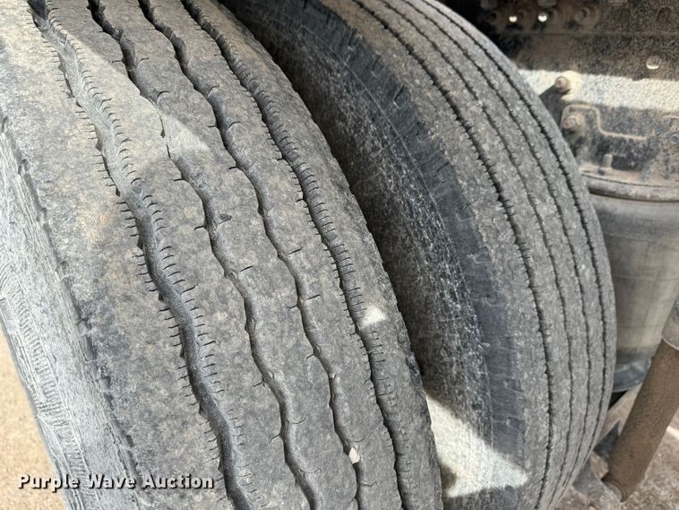 image for item DK6778 2007 Mack CHN613 semi truck