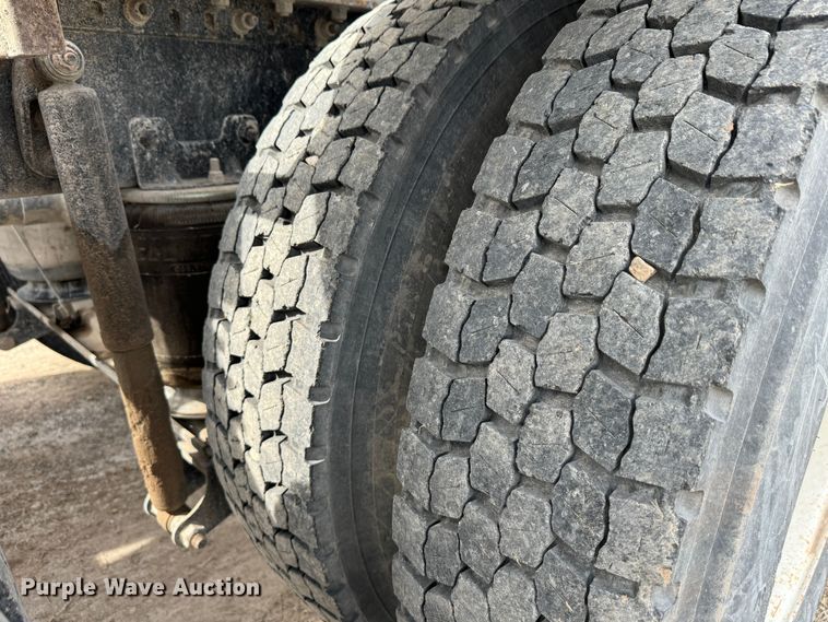 image for item DK6778 2007 Mack CHN613 semi truck