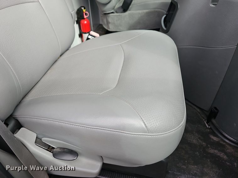 image for item DM1524 2004 Ford  E150 van