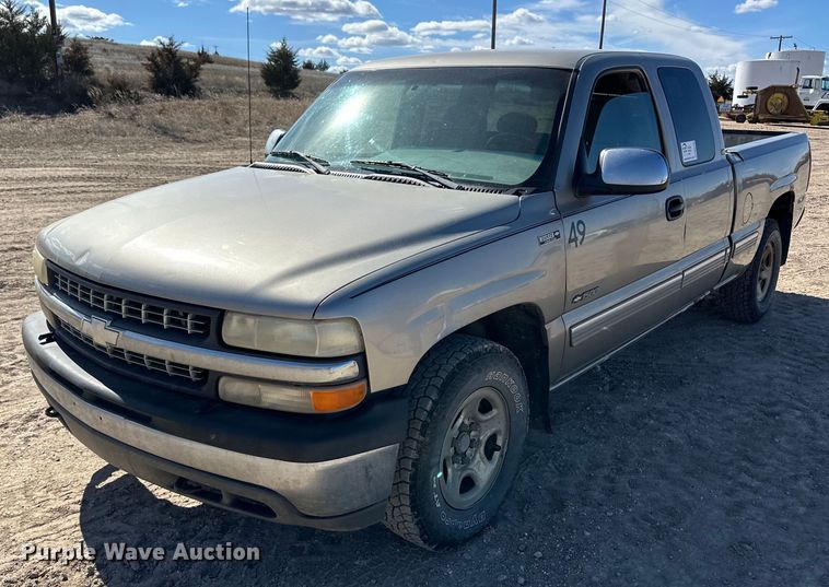 image for item DM2700 2000 Chevrolet Silverado 1500 Ext. Cab pickup truck