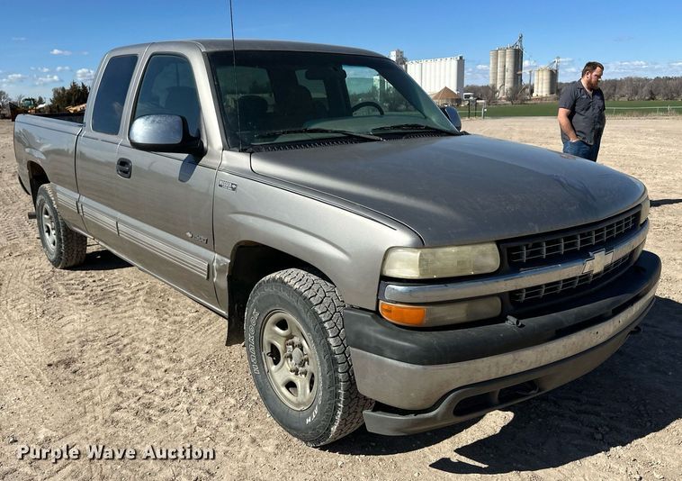 image for item DM2700 2000 Chevrolet Silverado 1500 Ext. Cab pickup truck