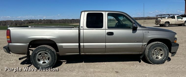 image for item DM2700 2000 Chevrolet Silverado 1500 Ext. Cab pickup truck