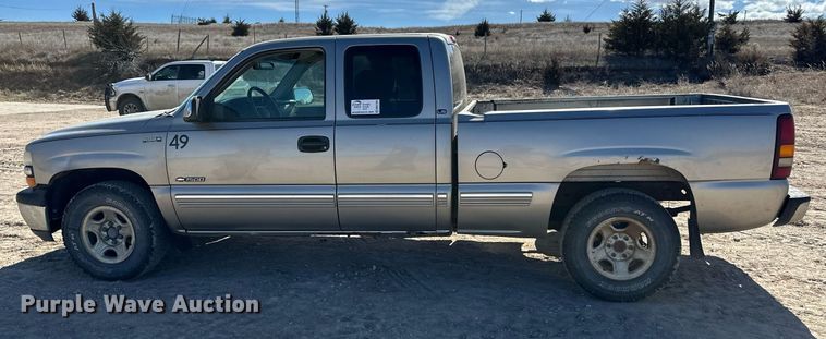 image for item DM2700 2000 Chevrolet Silverado 1500 Ext. Cab pickup truck