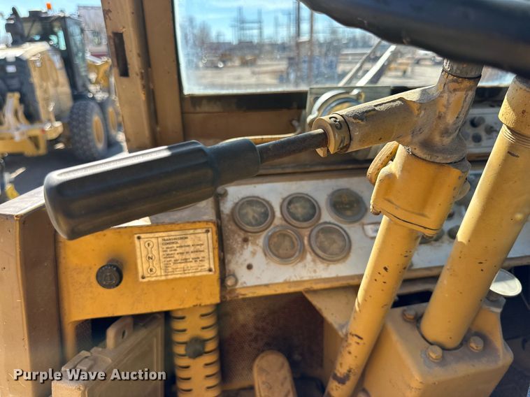 image for item DQ1586 1982 Caterpillar 930  wheel loader