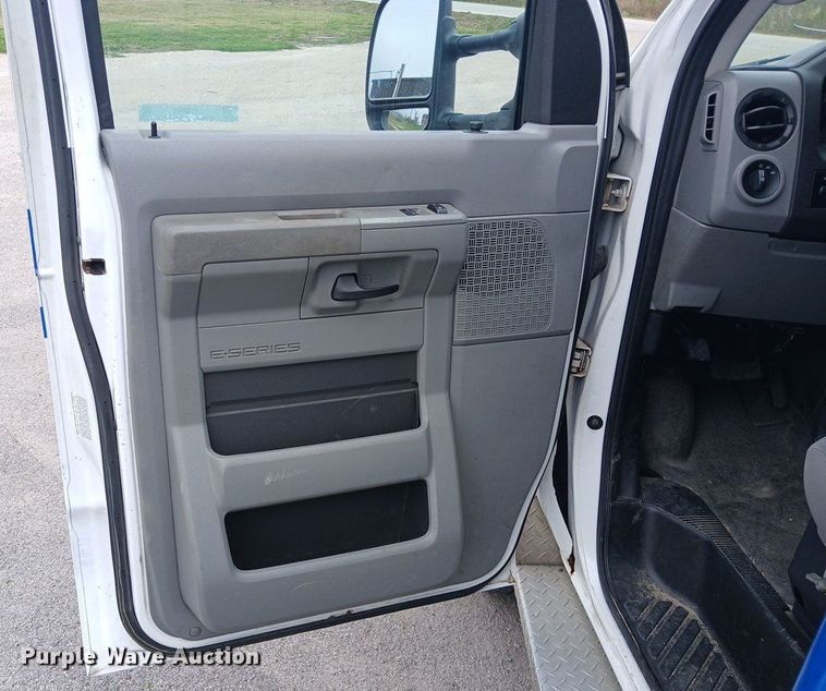 image for item EH3843 2009 Ford E450 ambulance