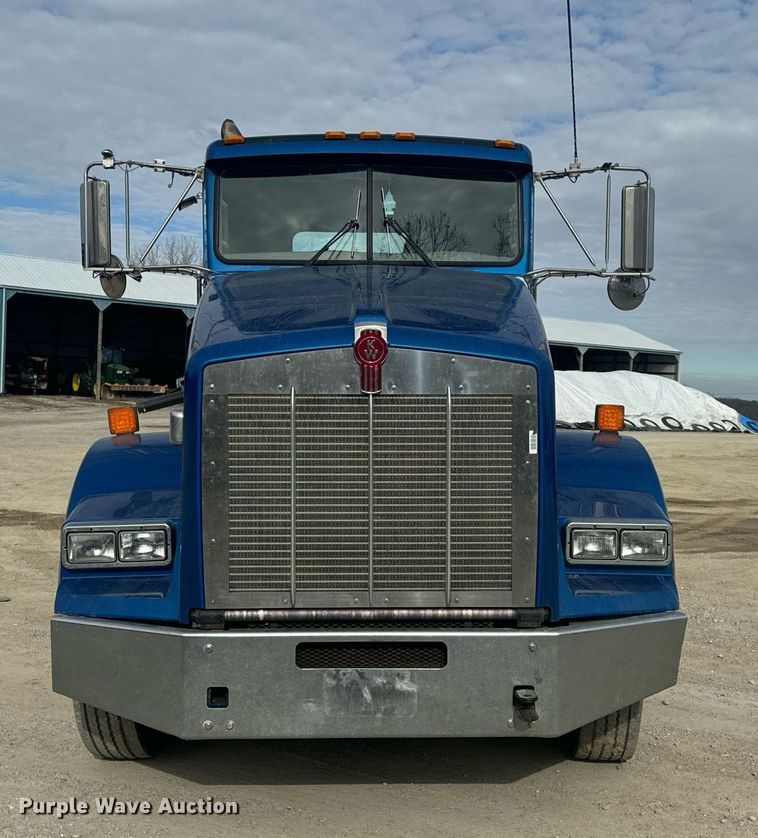 image for item EH6508 2012 Kenworth T800 semi truck