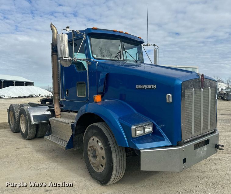 image for item EH6508 2012 Kenworth T800 semi truck