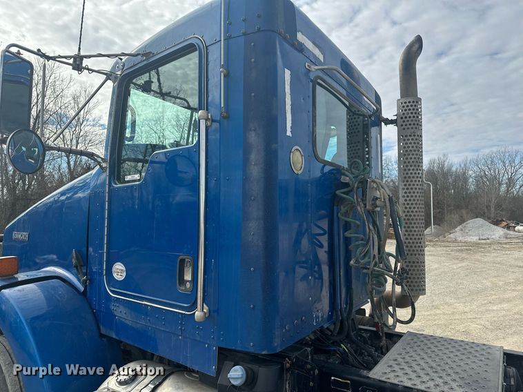 image for item EH6508 2012 Kenworth T800 semi truck