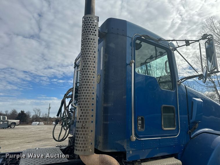 image for item EH6508 2012 Kenworth T800 semi truck